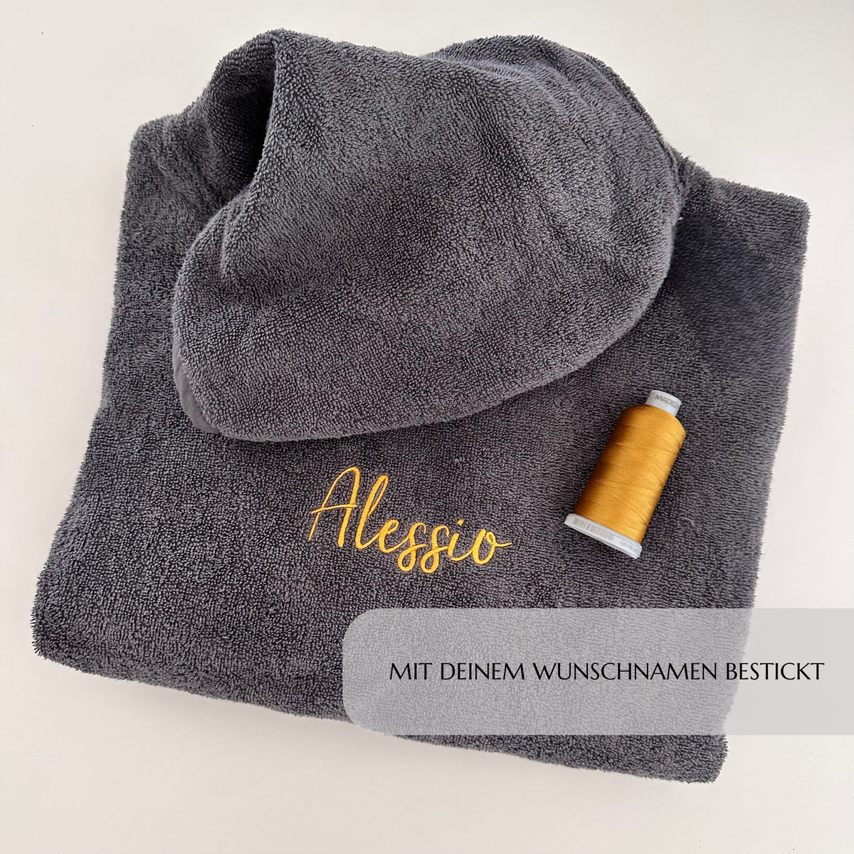 Badeponcho anthrazit mit Namen in Gold bestickt
