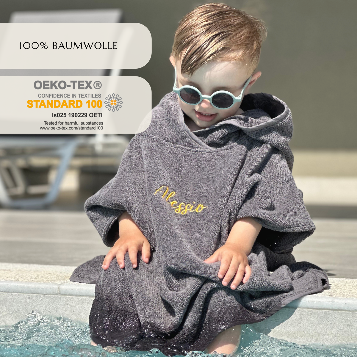 Kind mit Sonnenbrille im Badeponcho anthrazit